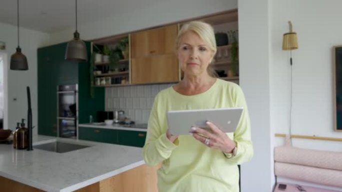智能家居中的高级女性使用平板电脑调节空调