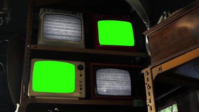 复古电视打开绿屏，古董店内有噪音。