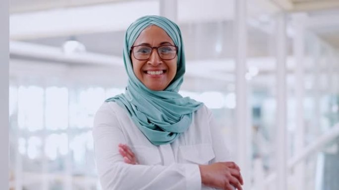 穆斯林商业女性，微笑和高级肖像为管理动机，员工幸福和积极的目标心态。伊斯兰领袖，成功的首席执行官和初