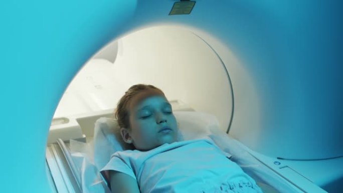 女孩进入核磁共振扫描管