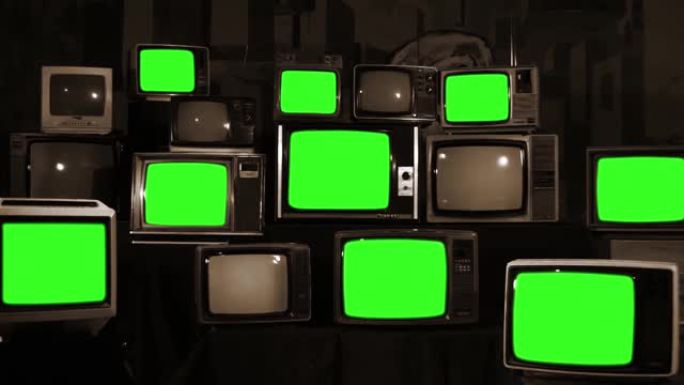 九台老式电视，带有绿色屏幕，安装在复古电视堆栈中。棕褐色色调。放大。