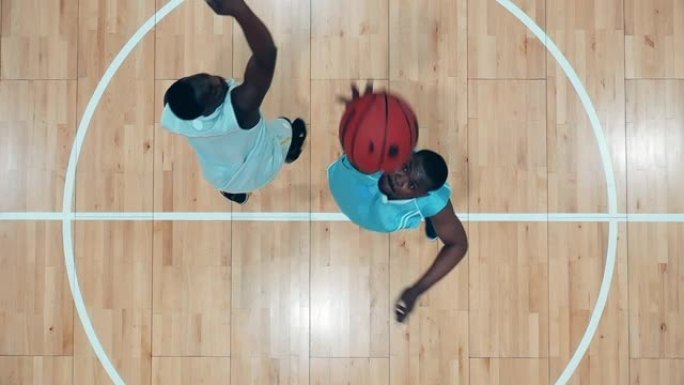 两名非裔美国球员正试图在俯视图中获得篮球