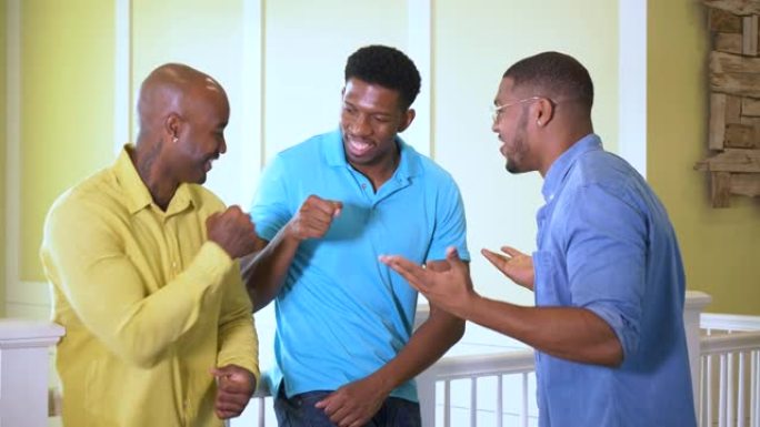 三名非裔美国人交谈，拳头