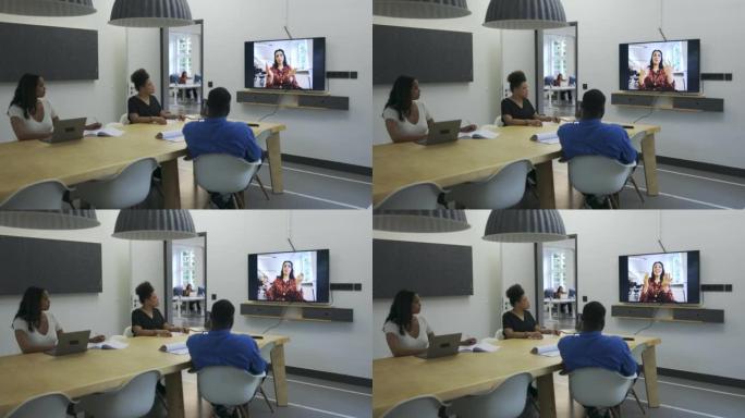 女商人在会议上通过视频通话交谈