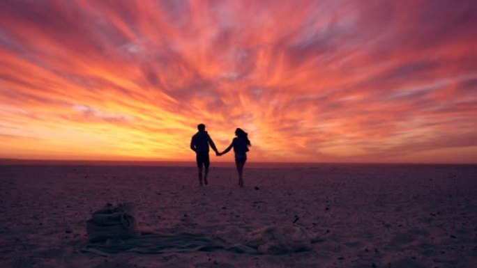 一对夫妇在日落时在海滩上散步的4k视频片段