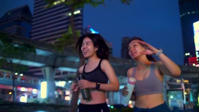 朋友在城市之夜跑步锻炼