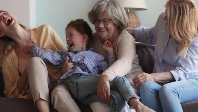 多代女性家庭游戏坐在家里的沙发上