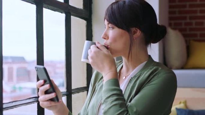 电话，咖啡和商务女性在社交媒体上，发短信或上网浏览。来自加拿大的Tea，mobile和女性员工通过智