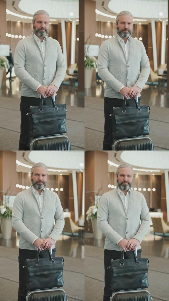 酒店里带着行李的商人肖像