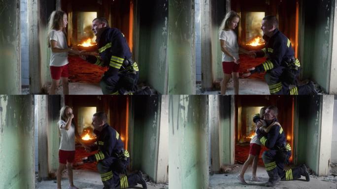 消防员在燃烧的走廊里审问女孩