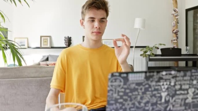 聋哑的17岁男孩在视频通话中签名