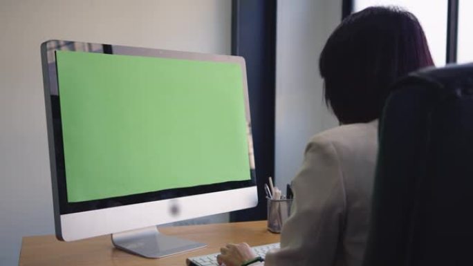 女商人在工作场所的笔记本电脑上视频聊天。