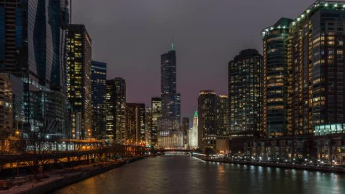 夜间现代建筑中芝加哥河市中心的时间流逝