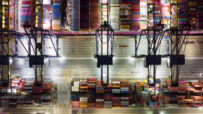 船厂，物流进出口和运输行业在深夜工作的夜间，具有工作起重机桥的集装箱货船的商务物流和运输的延时。机器