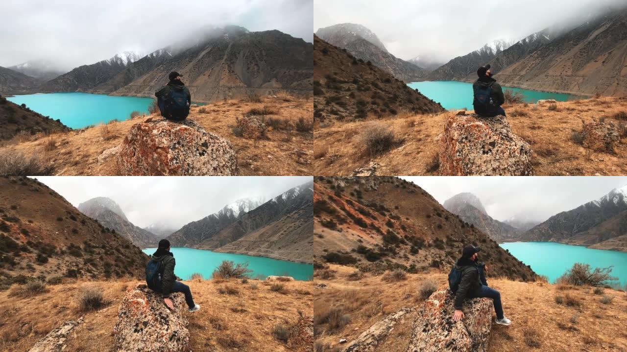 看着美丽的蓝湖-Iskanedrkul，在雨天探索山脉