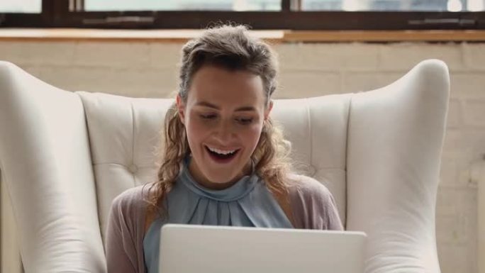 女性在笔记本电脑上查看电子邮件阅读好消息感到喜出望外