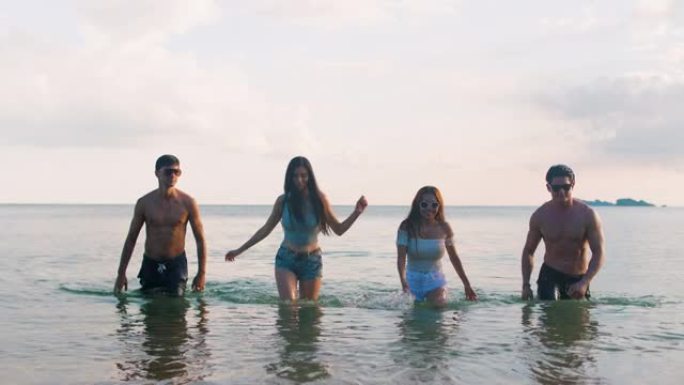 群友享受暑假和有趣的沙滩跑步