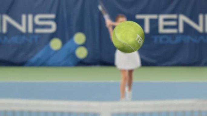 女子网球运动员用球拍击球，3D特效球飞向屏幕，上面写着网球。体育电视女运动员参加世界锦标赛。VFX动