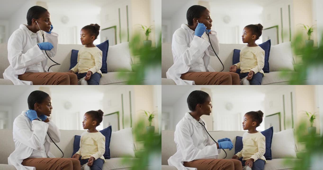 非裔美国女医生在家中与女孩患者交谈，使用听诊器并微笑
