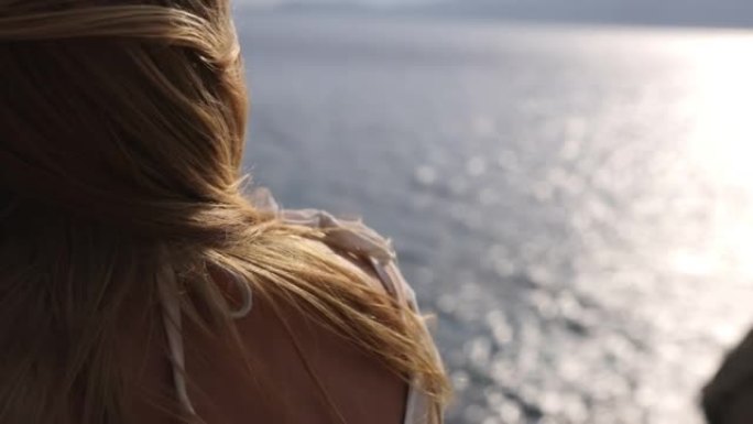 意大利沿海一个金发女孩的特写慢动作视图。