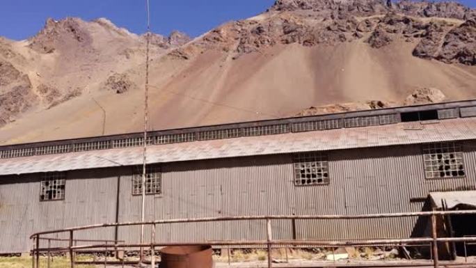 阿根廷安地斯山脉拉斯库埃瓦斯的废弃火车站。