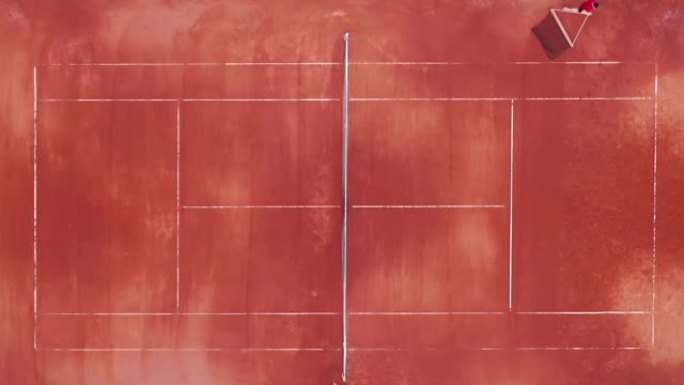 网球运动员在俯视图中沿着球场进行球网