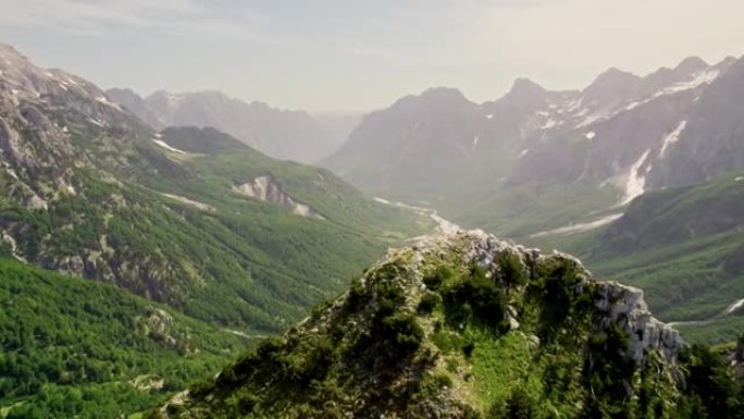 阿尔巴尼亚壮丽山脉的鸟瞰图-阿尔巴尼亚阿尔卑斯山瓦尔博纳山口悬崖边缘。早晨在山上，岩石山峰上有雪原，