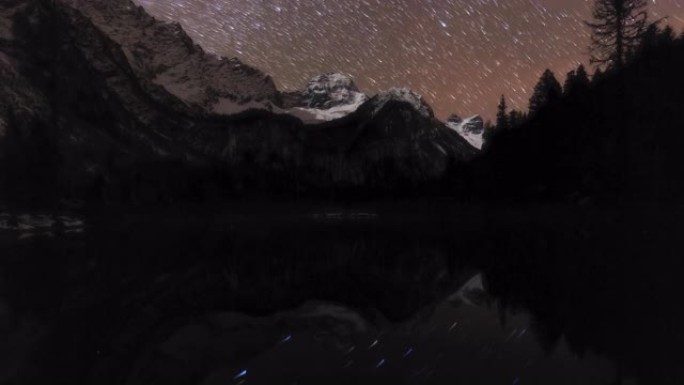 从星空到日出的雪山延时摄影