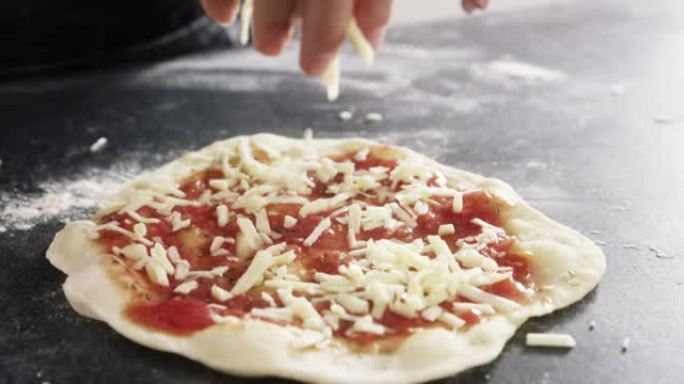 4k视频片段，一个无法辨认的女人在家里做披萨