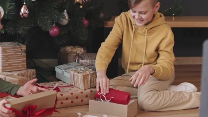 男孩在圣诞节打开礼物盒