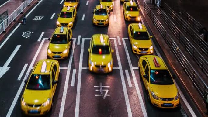 T/L TD夜间机场出口处繁忙的黄色出租车排队