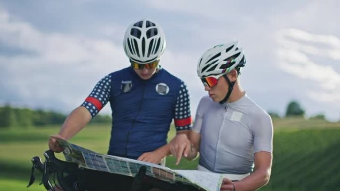 SLO MO两名年轻的自行车手为他们在乡村的自行车旅行选择方向