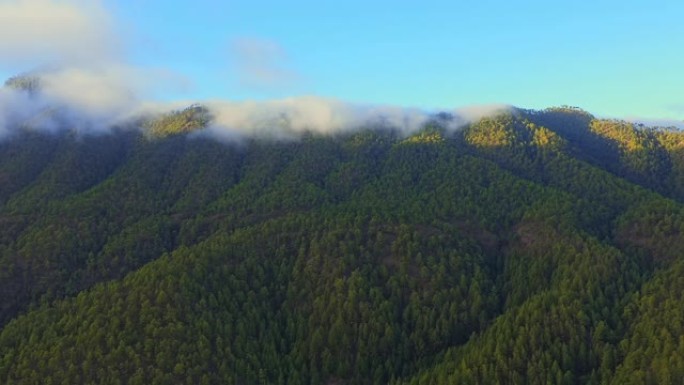 西班牙加那利群岛青山上空的空中WS云