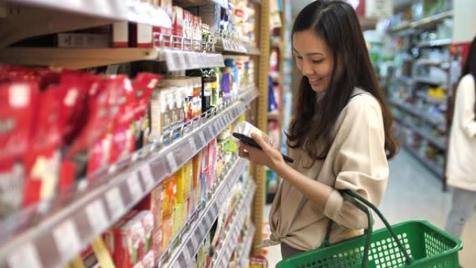 超级市场中的亚洲女性