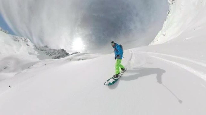 自拍照: 男性游客在跳板旅行中将新鲜的粉末雪切碎。