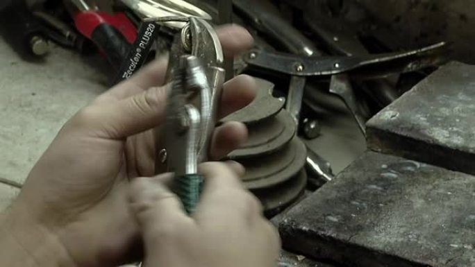 工匠在阿根廷布宜诺斯艾利斯的工作室焊接Yerba Mate杯的金属环。特写。