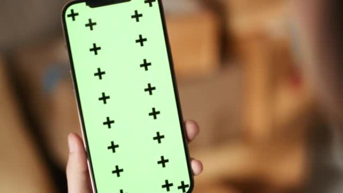 女性手中的智能手机上的特写绿屏