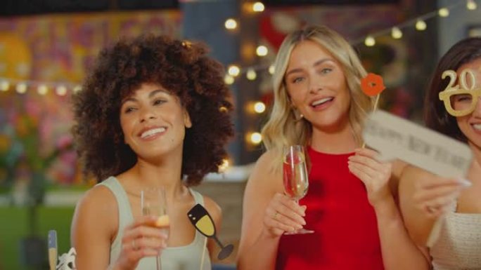 多元文化的女性朋友在酒吧庆祝2022新年派对之夜