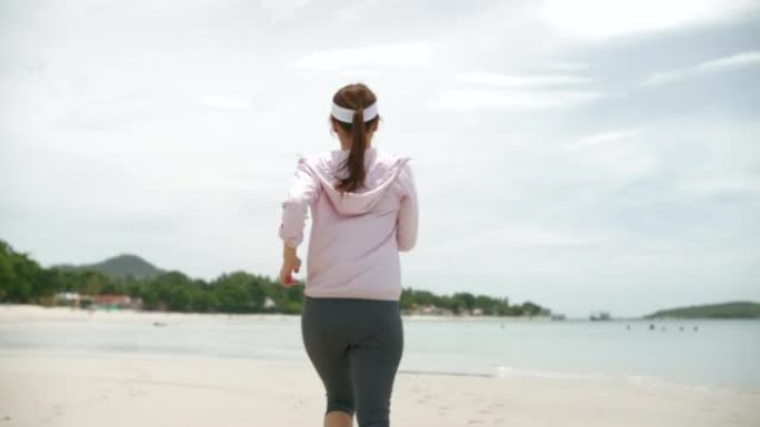 在沙滩上奔跑的运动女人