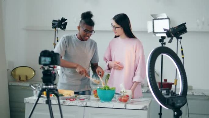 非裔美国男人和一个女人正在为视频拍摄做饭