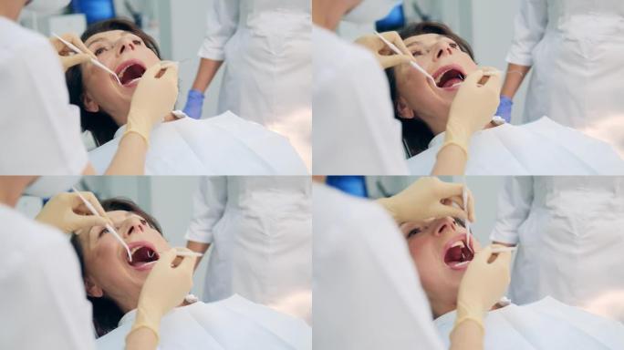 女性患者正在检查她的口腔