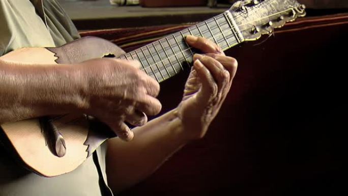 阿根廷胡胡伊演奏 “Charango”，安第斯小弦乐器的人。特写。