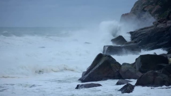 海浪撞击岩石，慢动作