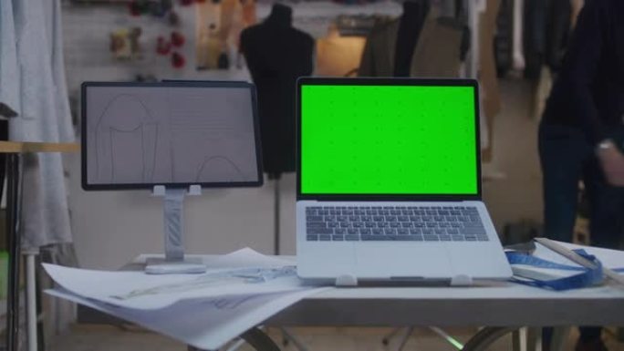 工作室配有绿屏和平板电脑的笔记本电脑