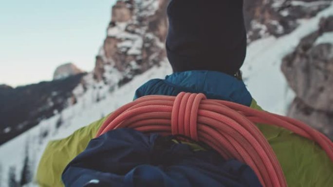 攀冰绳爬雪山爬山运动员爬上爱好者