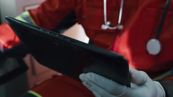 无法识别的医生在救护车中使用平板电脑