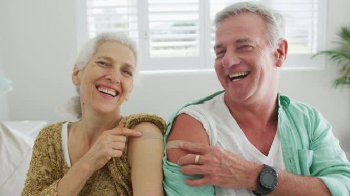 快乐的高加索高级夫妇在接种疫苗后展示膏药的动画