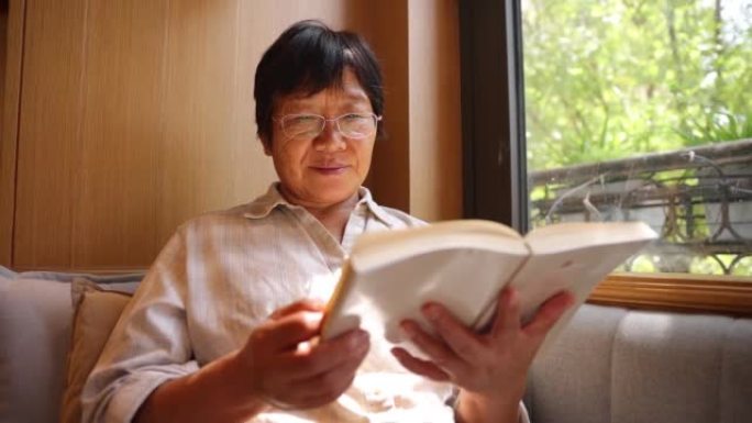 老年女性在家看书退休生活老有所乐老年人读