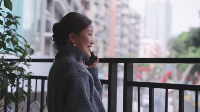 年轻漂亮的亚洲女人在手机上聊天