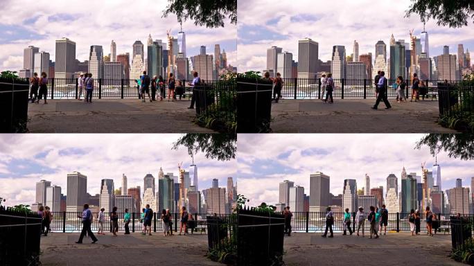游客人群将目光望向曼哈顿金融区。